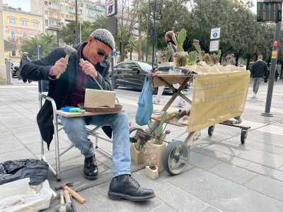 Perch�Gianpiero,�oltre a esporre nella �vetrina� a cielo aperto le sue opere, le lavora proprio sotto lo sguardo dei curiosi passanti